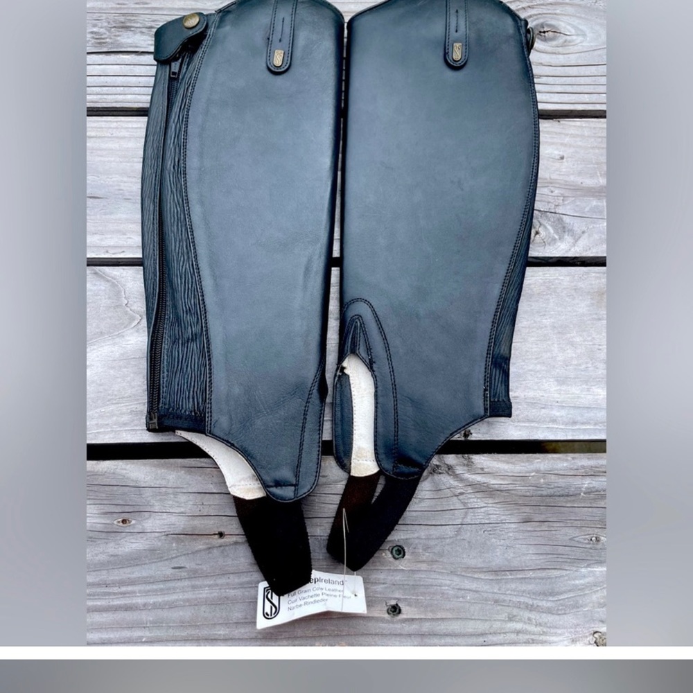 The sizing is C 14/ L 16 inches (third photo)
I'd say they fit S-M
Black color